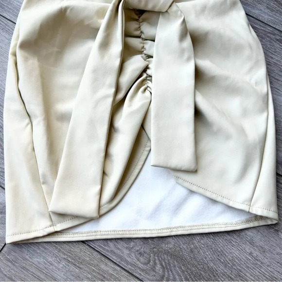NWT PRETTYLITTLETHING Cream Faux Leather V Front Ruched Mini Skirt - Picture 6 of 11
